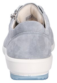 Chaussure en nubuck gris avec une semelle en caoutchouc blanc. Dispose d'un col rembourré, d'une fermeture éclair et d'une doublure intérieure texturée pour le confort.