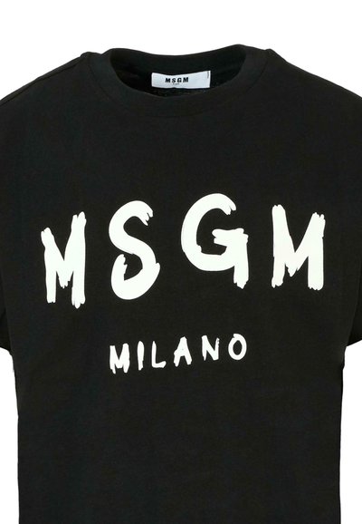 Zwart katoenen T-shirt met opvallende witte grafische tekst "MSGM MILANO" en een penseelstreekontwerp, ronde halslijn en korte mouwen.