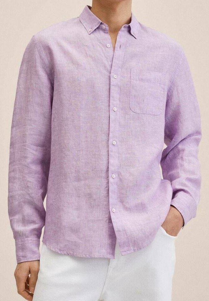 Chemise à manches longues de couleur violet clair, boutonnée, fabriquée dans un tissu texturé, avec une poche poitrine unique et un col classique.