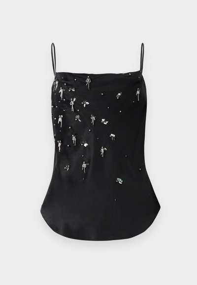 Musta satiiniyöpaita ohuilla olkaimilla, jossa on hajallaan hopeisia ja tummia helmiä ja paljetteja, luoden tekstuurillisen kuvion.