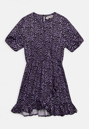 Paarse luipaardprint jurk met korte mouwen, een getailleerde taille en een gerimpelde zoom. Gemaakt van lichte stof met een sluiting met knopen aan de achterkant.