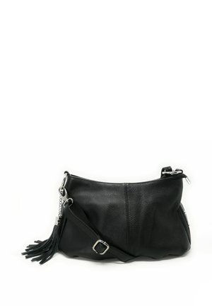Sac à épaule en cuir noir avec bandoulière réglable et boucle argentée, avec un pompon décoratif sur une chaîne.