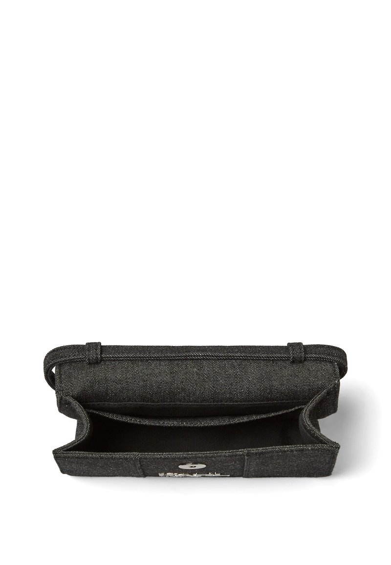 Petit sac à bandoulière en denim noir avec un rabat ouvert, montrant un compartiment principal spacieux et une poche intérieure à glissière.