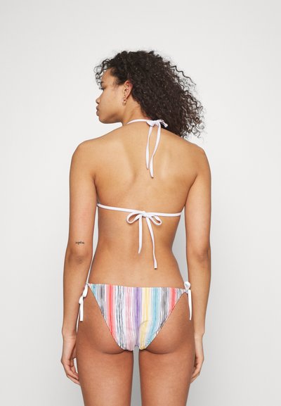 Top del bikini con spalline bianche a legare e slip multicolori a righe con lacci laterali. Il materiale appare morbido, con un design aderente.
