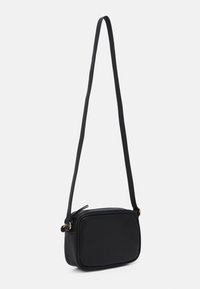 Zwarte crossbodytas van glad leer, met een rechthoekige vorm, een dun verstelbaar bandje en een goudkleurige rits.