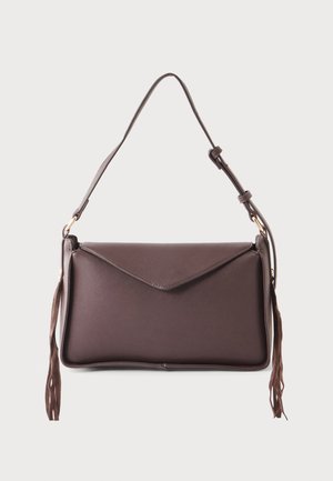 Sac à bandoulière rectangulaire marron foncé avec rabat enveloppe et bandoulière réglable, avec de longs pompons de chaque côté.