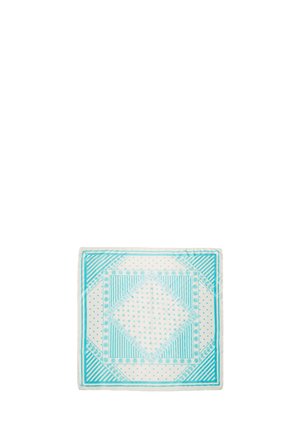 Foulard carré en soie avec motifs géométriques et floraux turquoise sur fond blanc.