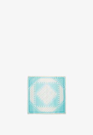 Foulard carré en soie avec motifs géométriques et floraux turquoise sur fond blanc.