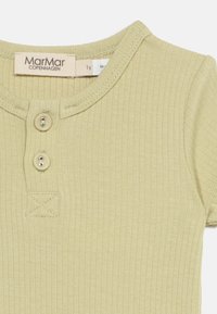 Ανοιχτό πράσινο ριμπ κοντομάνικο παιδικό μπλουζάκι με δύο κουμπιά στον λαιμό και ετικέτα MarMar Copenhagen στο εσωτερικό του γιακά.