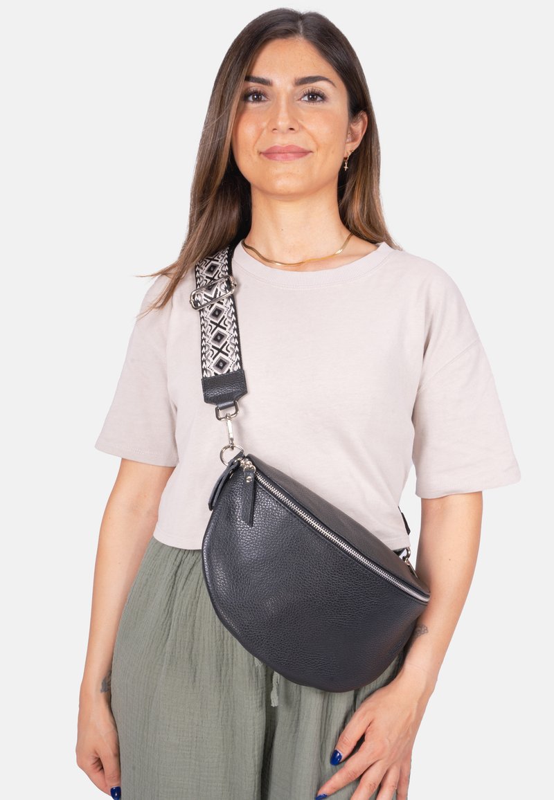 Schwarze Leder-Crossbody-Tasche mit einer gewölbten Form, strukturiertem Finish und einem gemusterten verstellbaren Riemen, der geometrische Designs präsentiert.