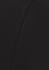 Tela de algodón negra con una textura suave, mostrada en una vista en primer plano que resalta su tejido uniforme y su sutil brillo.