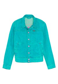 Τζάκετ από τζην σε τουρκουάζ χρώμα με κλασικό γιακά, ροζ κουμπάκια, δύο πλευρικές τσέπες και επενδυμένο εσωτερικό που διαθέτει πολύχρωμο σχέδιο.