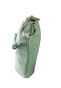 Groene leren handtas met een gestructureerde vorm, gouden cirkelvormige hardware en een zijstrap. Zachte textuur met een subtiel nerfpatroon.