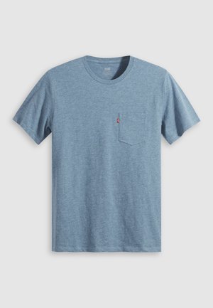 Mėlyni trumpomis rankovėmis marškinėliai su apvalia iškirpte ir krūtinės kišene, kurioje yra mažas raudonas žymeklis ant baltos fono.