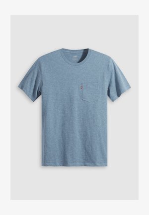 Blauw T-shirt met korte mouwen en ronde hals met een borstzakje met een klein rood label op een witte achtergrond.