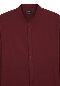 Bordeauxrotes Hemd mit Mandarin-Kragen, Knopfverschluss und strukturiertem Stoff. Verfügt über ein bequemen Sitz und subtil detaillierte Nähte.