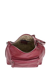 Borsa a tracolla in pelle rossa con una tasca principale con zip, una tasca frontale esterna e un rivestimento interno morbido con un motivo logo.