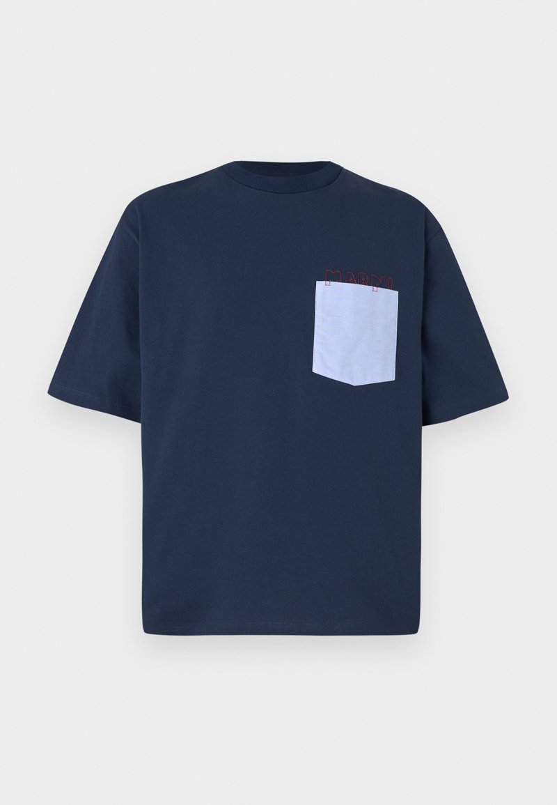 Dunkelblaues Baumwoll-T-Shirt mit einer hellblauen Brusttasche und rotem stitching sowie einem Etikett. Kurze Ärmel und runder Halsausschnitt.