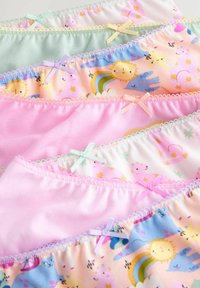 Six paires de sous-vêtements colorés pour enfants, présentant diverses nuances pastel, des motifs ludiques et des nœuds décoratifs sur les ceintures.