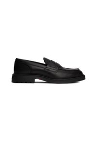 Mocassin en cuir noir avec une semelle épaisse et un détail bandeau penny, présenté en profil latéral sur fond blanc.