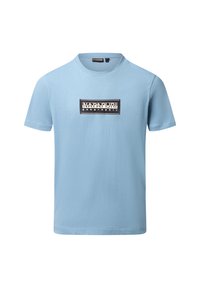 Helles blaues Baumwoll-T-Shirt mit Rundhalsausschnitt. Verfügt über einen rechteckigen schwarz-weißen Grafikdruck mit "NAPAPIJRI" und "geographic."