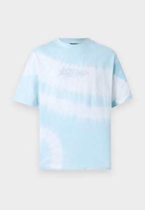 Ανοιχτό μπλε και λευκό κοντομάνικο μπλουζάκι με σχέδιο tie-dye, στρογγυλή λαιμόκοψη και αχνό στυλιζαρισμένο κείμενο στο στήθος.