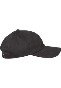 Schwarze Baseballkappe aus Baumwolle. Sie hat einen gebogenen Schirm, sechs Panels, Ziernähte und einen verstellbaren Riemen auf der Rückseite.