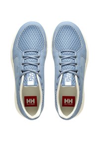 Světle modré sportovní boty s vrškem z prodyšné síťoviny, tkaničkami a bílou gumovou podešví. Interiér má texturovaný vzor a červenou značkovou etiketu.