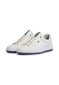 Sneakers bianchi in pelle con lacci beige, suola in gomma blu e un design elegante e arrotondato. Presentano un'accente nera sul tallone.