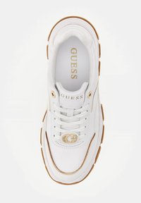 Baskets blanches avec tige synthétique texturée, accents dorés et semelle en caoutchouc. Comportent un logo sur le côté et une fermeture à lacets.