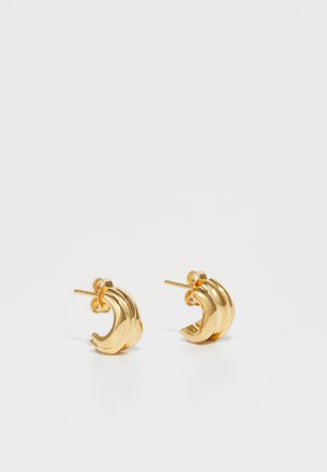 Guldøreringe med et bølge-design, der har en buet form og en poleret overflade. Studs er støttet af en enkel postsnaps.