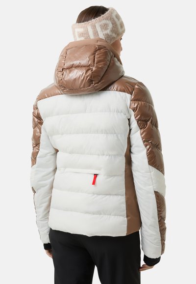 Gepolsterte Jacke in Weiß und Braun mit Kapuze, ausgestattet mit einer sichtbaren Reißverschlusstasche mit rotem Zuggriff und gerippten Bündchen. Weiches, glänzendes Material.