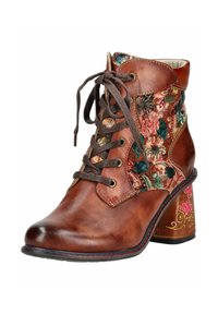 Stivaletto in pelle marrone con pannello in tessuto floreale, punta rotonda, lacci marroni e tacco a blocco decorato con motivi rosa e gialli.