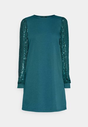 Abito verde acqua con lunghe maniche in paillettes, scollo rotondo e vestibilità morbida. Il tessuto appare soffice e con una texture liscia.