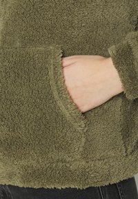 Pieces PCCARLI ZIP HOODIE - Casaco polar - deep lichen green