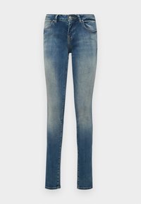 Jeans de mezclilla azules ajustados con un lavado desgastado, que cuentan con un diseño estándar de cinco bolsillos, cierre de botón y trabillas para el cinturón.