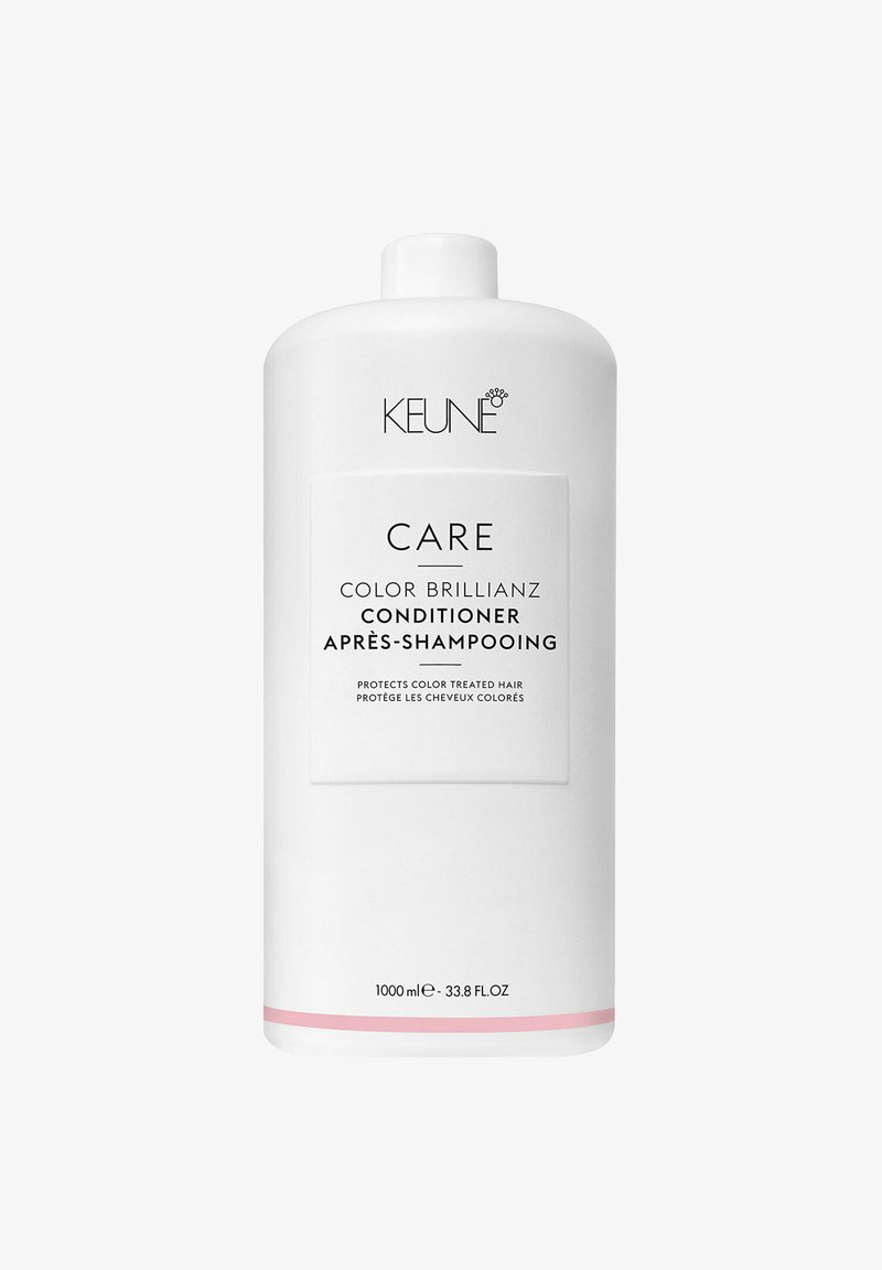 Bottiglia cilindrica bianca di balsamo con una striscia rosa nella parte inferiore. L'etichetta frontale recita "KEUNE CARE COLOR BRILLIANZ CONDITIONER". 1000 ml.
