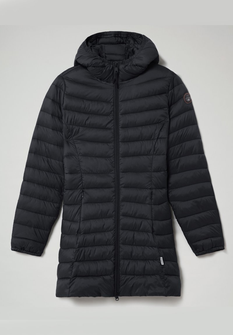 Zwarte lange gewatteerde jas met capuchon, voormezipper, twee zipped zijzakken en een klein rond embleem op de bovenste linker mouw.