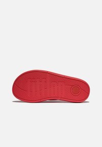 Rode rubberen schoenzool met een gestructureerde grip en het reliëfmerk "fitflop" en cirkelvormig accentdetail. Vlakke, brede vorm.