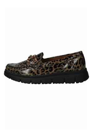 Dames loafer met glanzend luipaardprint bovenwerk, decoratieve bruine gesp en dikke zwarte rubberen zool.