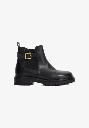 Schwarze Leder-Stiefelette mit elastischen seitlichen Einsätzen, einem goldenen Schnallenakzent und einer massiven Gummisohle. Glatte Textur und rundes Design der Zehenpartie.