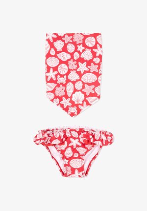 Costume da bagno a due pezzi rosso con motivi di conchiglie bianche e rosa, stelle marine, granchio e coralli, con bordi arricciati sui pantaloncini bikini.