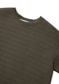 T-shirt w kolorze oliwkowym o fakturowym wzorze, z okrągłym dekoltem i krótkimi rękawami. Materiał wydaje się miękki i lekki.