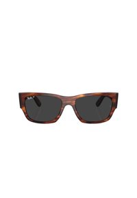 Occhiali da sole marrone tartarugato con un design geometrico. Lenti scure e una montatura prominente. Montatura slim con bordi angolari.