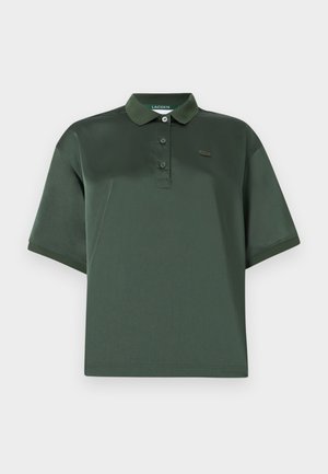 Mørkegrønn polo shirt laget av glatt stoff, med krage, tre knapper, korte ermer og en diskret logo på brystet.