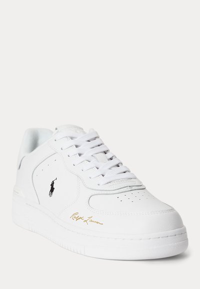 Άσπρο δερμάτινο sneaker με λευκά κορδόνια, μαύρο λογότυπο Polo Ralph Lauren στο πλάι και χρυσή υπογραφή Ralph Lauren κοντά στη σόλα.