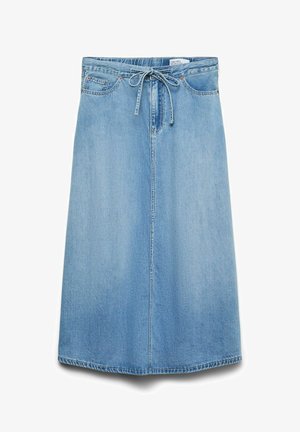 Jupe trapèze en denim bleu clair avec couture frontale, cinq poches et cordon de serrage noué à la taille.
