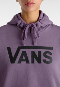 Felpa viola realizzata in misto cotone, con cappuccio regolabile e un audace logo "VANS" nero sul davanti. Texture liscia, vestibilità comoda.