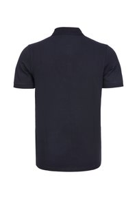 Námořnicky modré polo tričko s krátkým rukávem a klasickým límcem, s hladkým povrchem a bez viditelných vzorů nebo log. Zobrazeno zezadu.