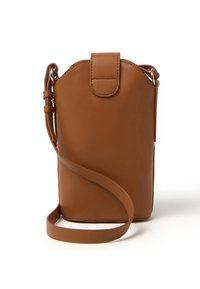 Piccolo borsa a tracolla in pelle marrone con tracolla regolabile, patta superiore arrotondata e cuciture minime su uno sfondo bianco.